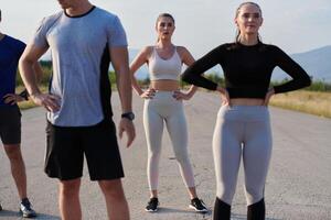 verschillend atletisch opwarmen. groep bereidt zich voor voor intens rennen uitdaging. foto