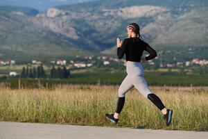 solo pas. vastbesloten atleet vrouw gaat aan boord Aan geschiktheid reis voor marathon voorbereiding. foto