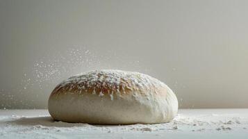 stuk van brood Aan tafel foto