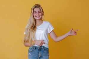 vrouw met lang blond haar- in voorkant van geel achtergrond foto