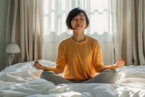 vrouw zittend in bed met ogen Gesloten foto