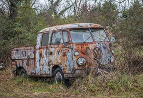 aangenaam heuvel, Tennessee Verenigde Staten van Amerika - december 10, 2022 volkswagen 1960 dubbele taxi oppakken buitenshuis in een veld- foto