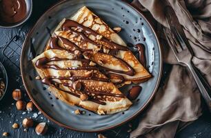 bord van pannekoeken met chocola motregen foto