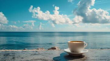 een kop van koffie Aan houten tafel met uitzicht oceaan foto