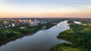 grens tussen Brazilië en Paraguay en verbindt foz Doen iguacu naar ciudad del este. Ponte da amizade in foz Doen iguaçu. antenne visie van de vriendschap brug met parana rivier. foto