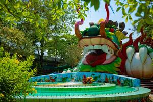 een groot standbeeld draak Bij suoi Tien park in ho chi minh Vietnam breed schot foto