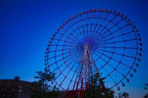 een schemer ferris wiel Bij de amusement park in odaiba tokyo foto