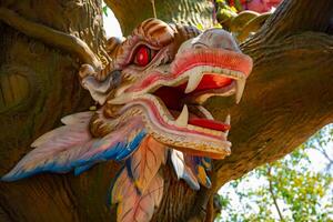 een groot standbeeld draak Bij suoi Tien park in ho chi minh Vietnam detailopname foto