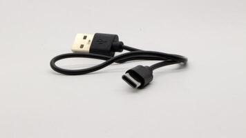 USB-kabel geïsoleerd op witte achtergrond foto