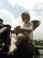 standbeeld van schattig engel Aan de trap foto