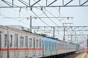 forens lijn of elektrisch trein in Jakarta, Indonesië. foto