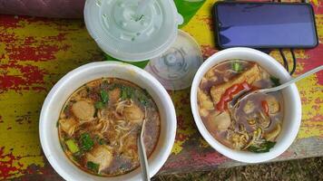 Indonesisch voedsel gehaktballen in een kom foto