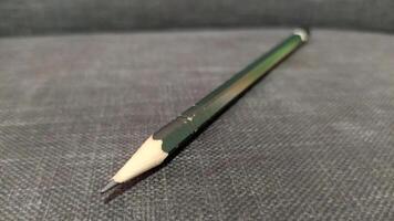 detailopname visie van een potlood Aan een zwart achtergrond foto