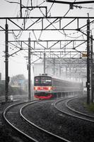 visie van de trein van ver in beweging met mooi keer bekeken foto