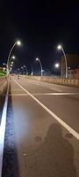 snelweg en straat lichten Bij nacht foto