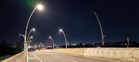 snelweg en straat lichten Bij nacht foto