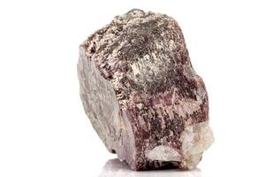 macro steen lepidoliet mineraal Aan wit achtergrond foto