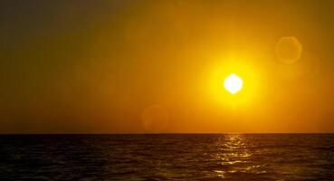 Maldiven tropisch paradijs eiland gouden zonsondergang visie van rasdhoo. foto