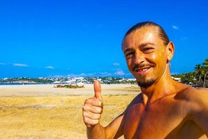 selfie met rotsen kliffen visie golven strand puerto escondido Mexico. foto