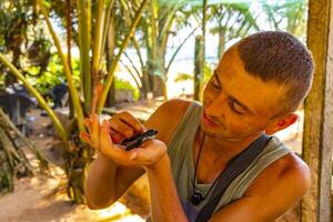 Mens houdt baby zee schildpad karetschildpad schildpad onechte zee schildpad. foto