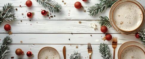 elegant Kerstmis tafel instelling Aan wit houten tafel foto