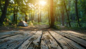 houten tafel met tent in de bossen foto