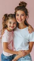 moeder en dochter poseren in wit t-shirts foto