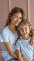 moeder en dochter poseren in wit t-shirts foto