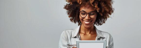 jong vrouw gebruik makend van tablet computer foto