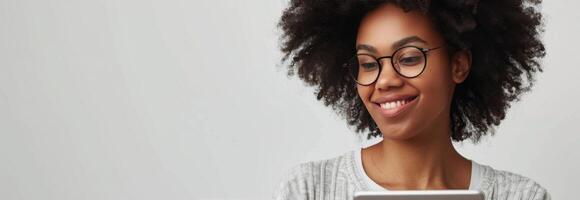 jong vrouw gebruik makend van tablet computer foto