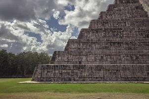 gekarteld profiel van de trappen van de piramide van de chichen itza foto
