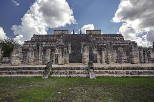 tempel van de krijgers in chichen itza foto