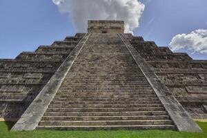 vooraanzicht van de piramide van de Chichen Itza 2 foto