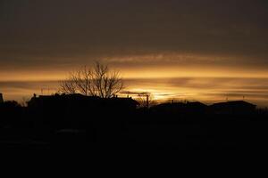 rood zonsondergang dorp silhouet foto