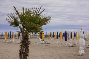 het strand met slecht weer foto