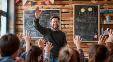 portret van een Kaukasisch leraar in de klas, kind achter hem foto