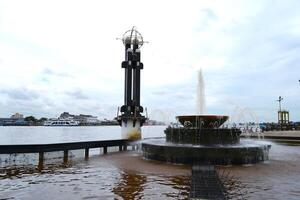 fontain en icoon van evenaar monument in pontianak plein foto