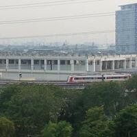 visie van de lrt voorbijgaan door gedurende de dag foto