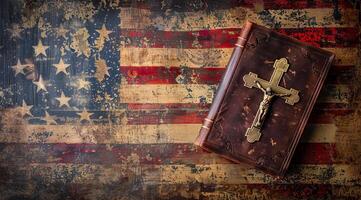 Bijbel met een kruis leugens Aan top van een rood, wit en blauw Amerikaans vlag foto