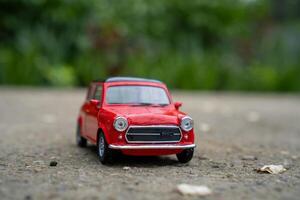 een detailopname afbeelding van een retro rood speelgoed- auto foto