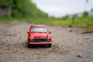 een detailopname afbeelding van een retro rood speelgoed- auto foto