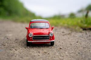 een detailopname afbeelding van een retro rood speelgoed- auto foto