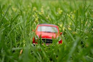 een detailopname afbeelding van een retro rood speelgoed- auto foto