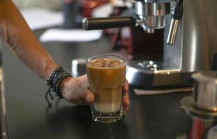 buik van barista maken koffie dranken foto