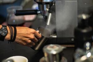 buik van barista maken koffie dranken foto