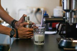 buik van barista maken koffie dranken foto