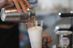 buik van barista maken koffie dranken foto