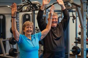 senior paar werken uit in Sportschool foto