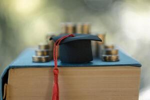 diploma uitreiking van college met Universiteit mate in financiën gemarkeerd geslaagd hoogtepunt van opleiding, visualiseren waarde van elk munt geïnvesteerd. munt, middelbare school, opleiding, diploma uitreiking, hoed, school. foto