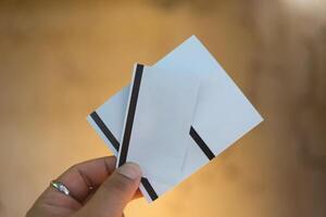 hand- tonen drie papier ticket foto